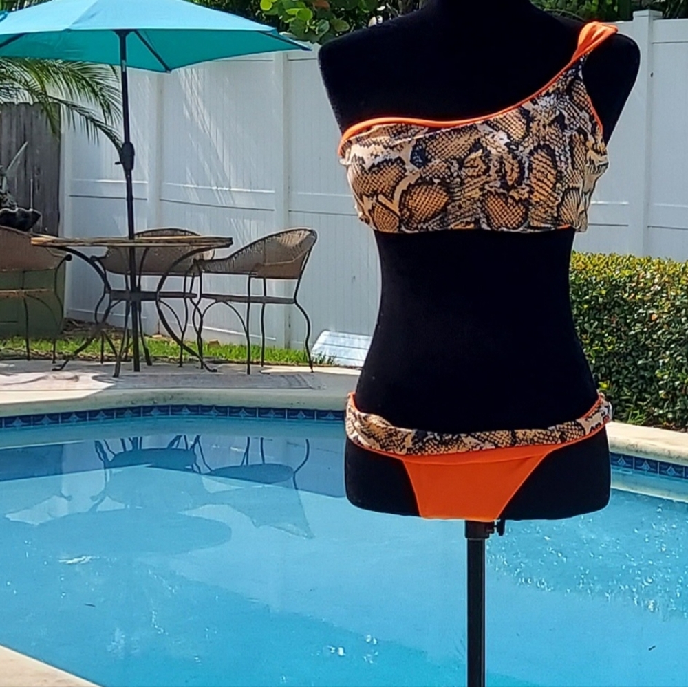 ZAFUL  NWT Reversible animal print. 2 pice bikini.
